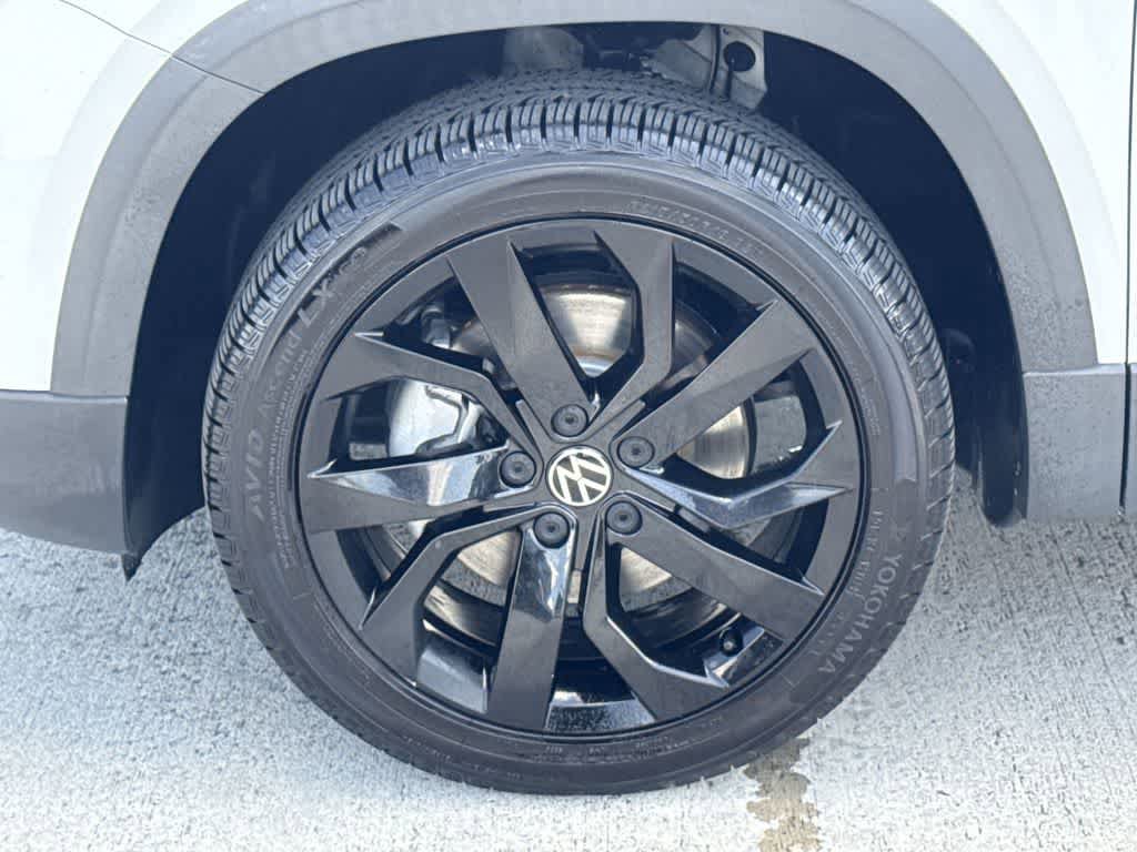 Used 2022 Volkswagen Taos SE w/ Panoramic Sunroof Package FWD image 11