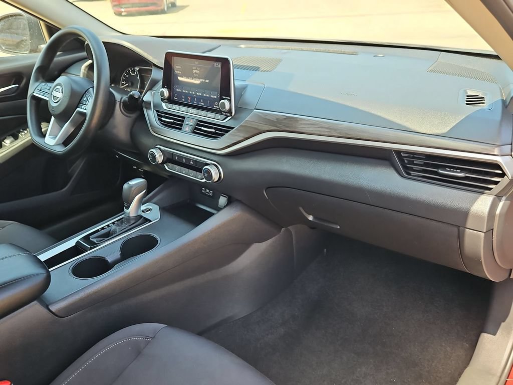Used 2025 Nissan Altima 2.5 SV FWD image 32