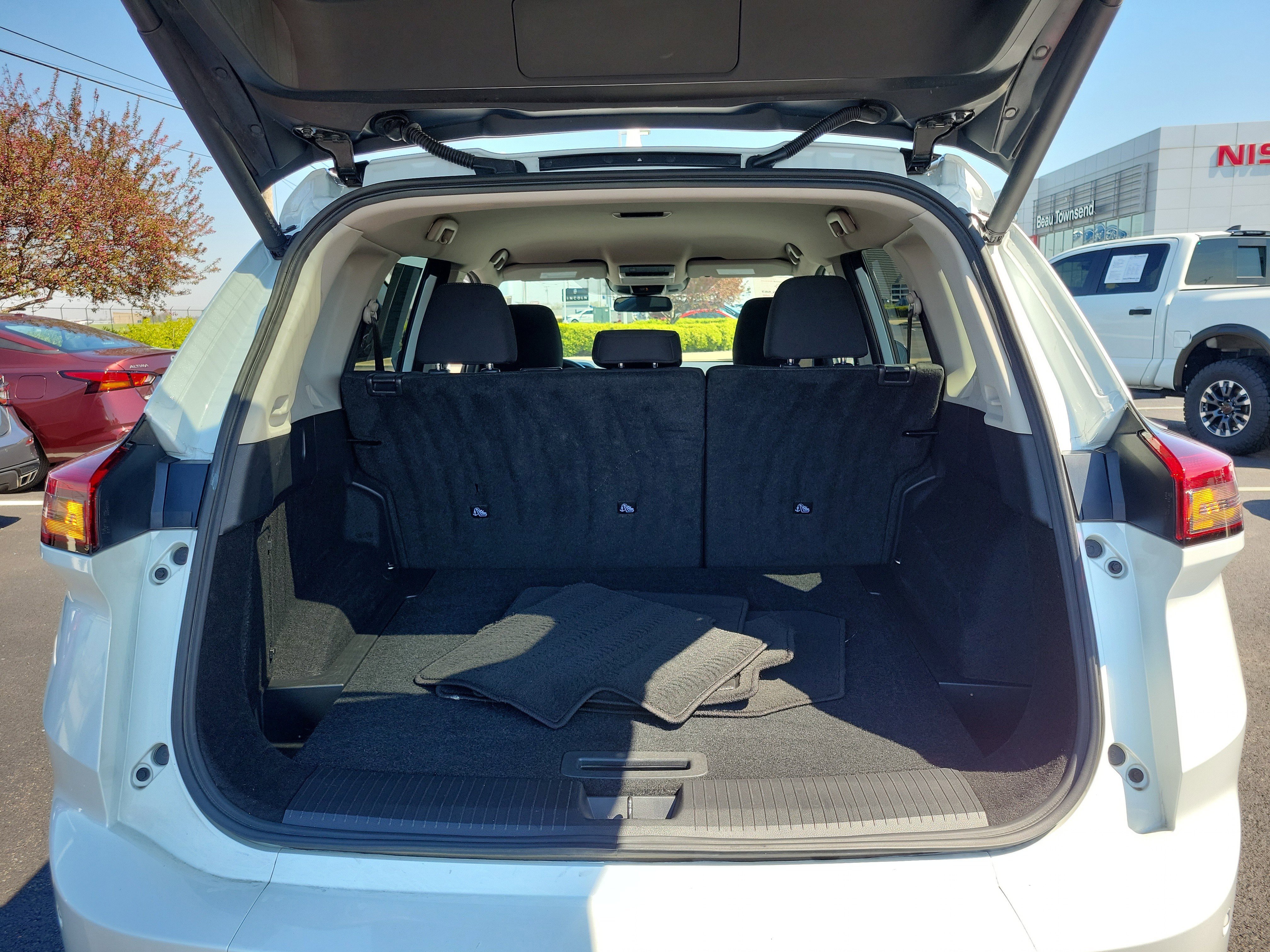 Used 2025 Nissan Rogue SV AWD/4WD image 8