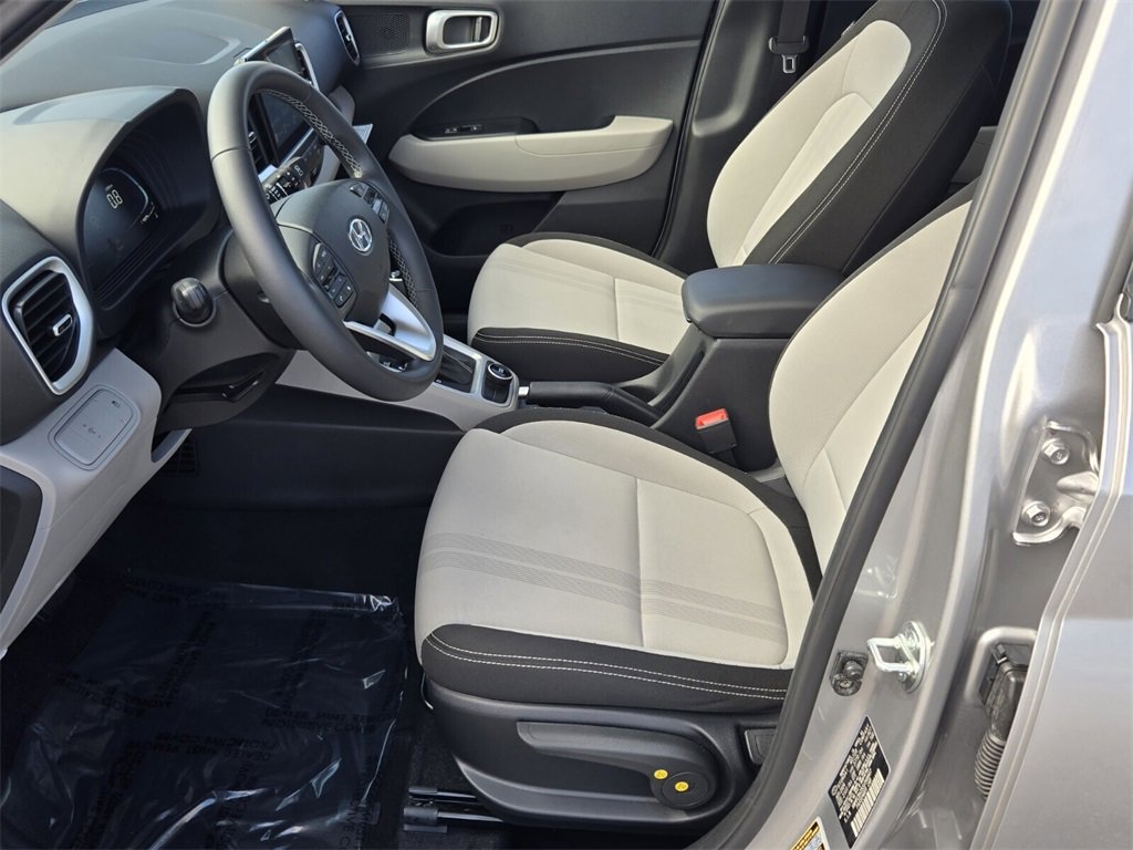 Certified 2025 Hyundai Venue SEL image 11