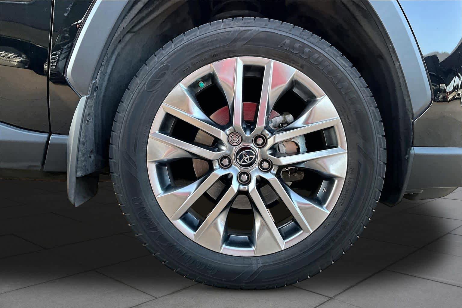 Used 2019 Toyota RAV4 Limited w/ Cold Weather Package FWD image 10