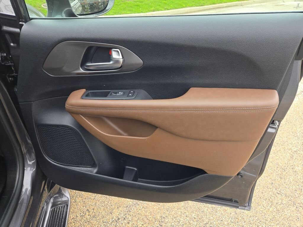 Used 2020 Chrysler Pacifica Limited w/ Advanced Safetytec Group FWD image 8
