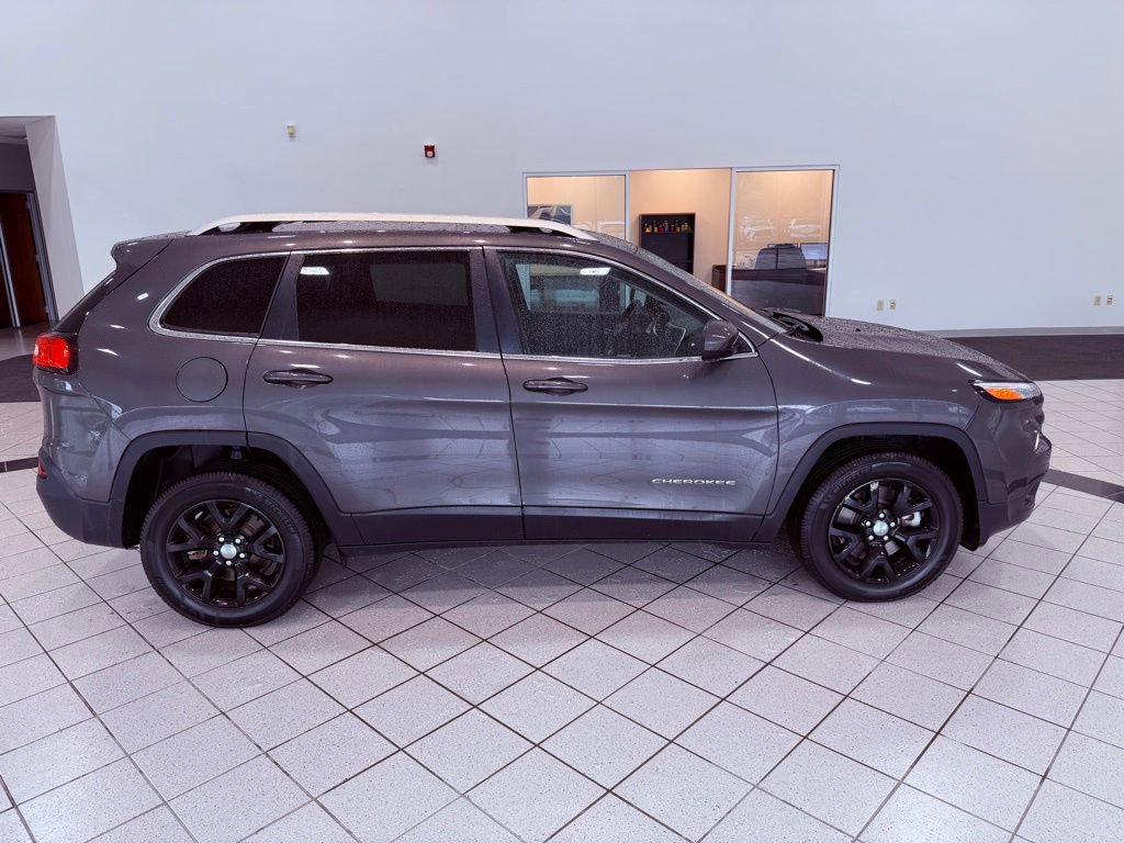 Used 2018 Jeep Cherokee Latitude Plus w/ Comfort/Convenience Group FWD image 13