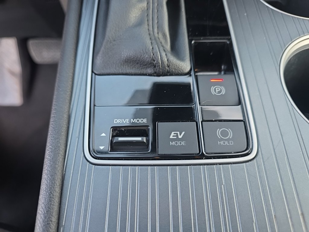 Certified 2025 Toyota Sienna LE FWD image 23