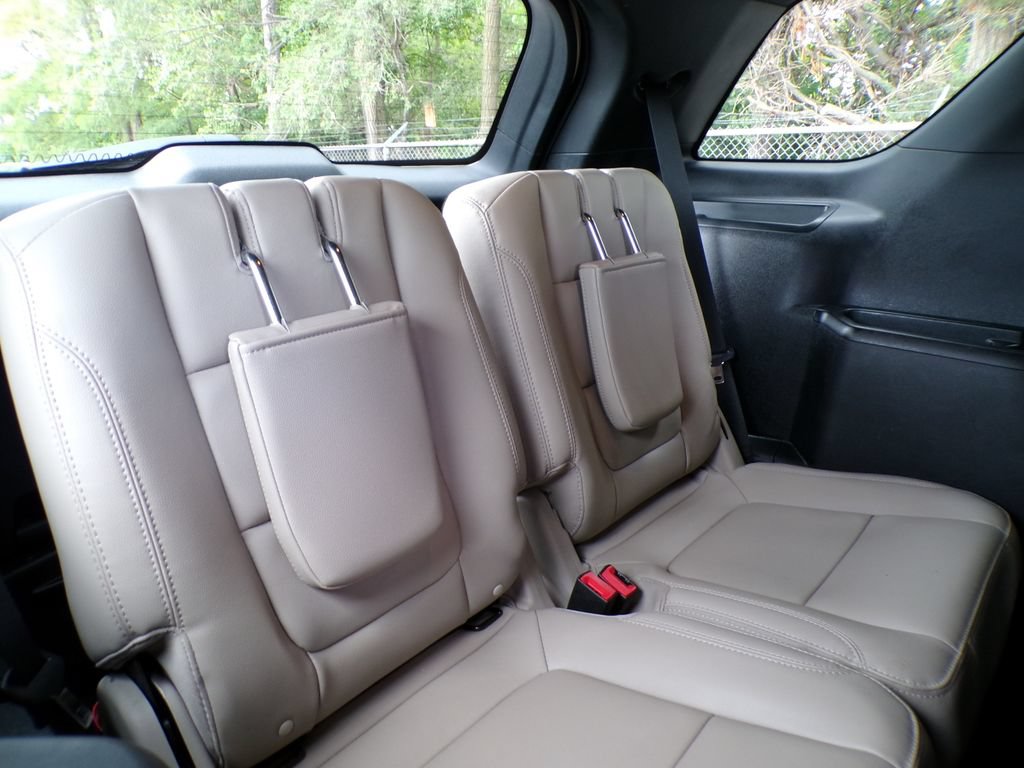 Used 2018 Ford Explorer XLT w/ Equipment Group 202A FWD image 20