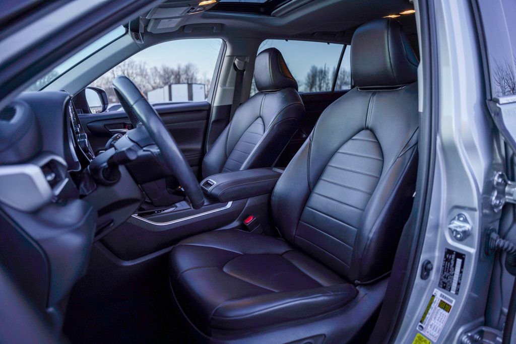 Used 2021 Toyota Highlander XLE FWD image 15