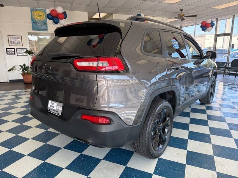 Used 2018 Jeep Cherokee Latitude w/ Altitude Package AWD/4WD image 7