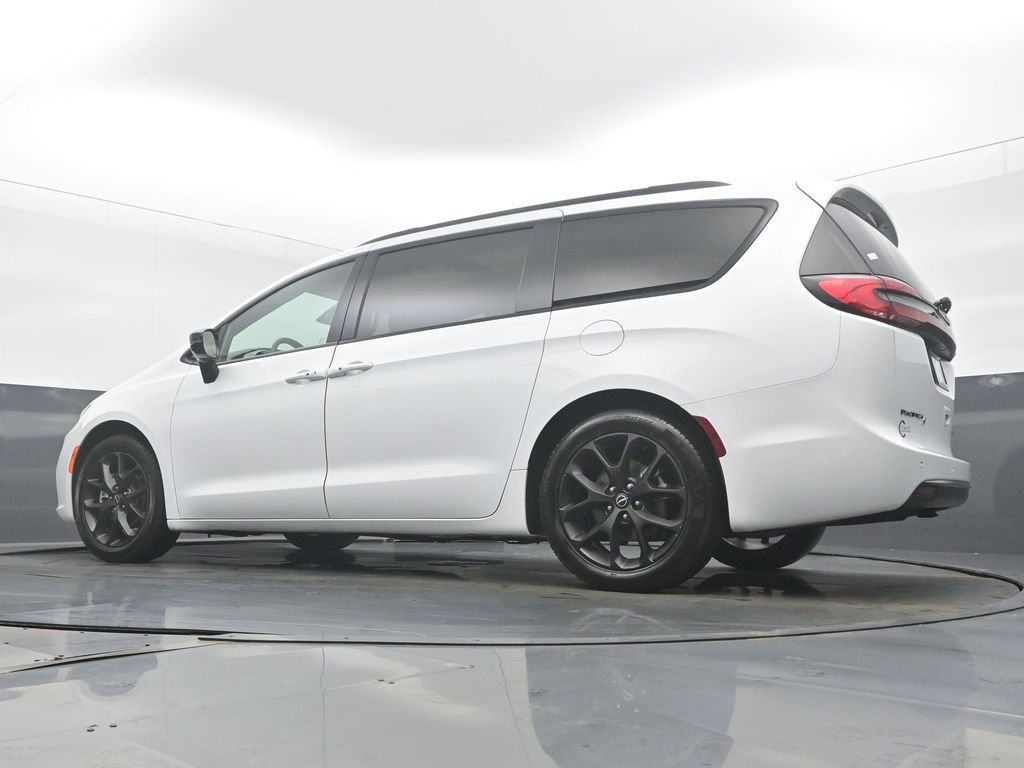 Used 2025 Chrysler Pacifica Limited image 48