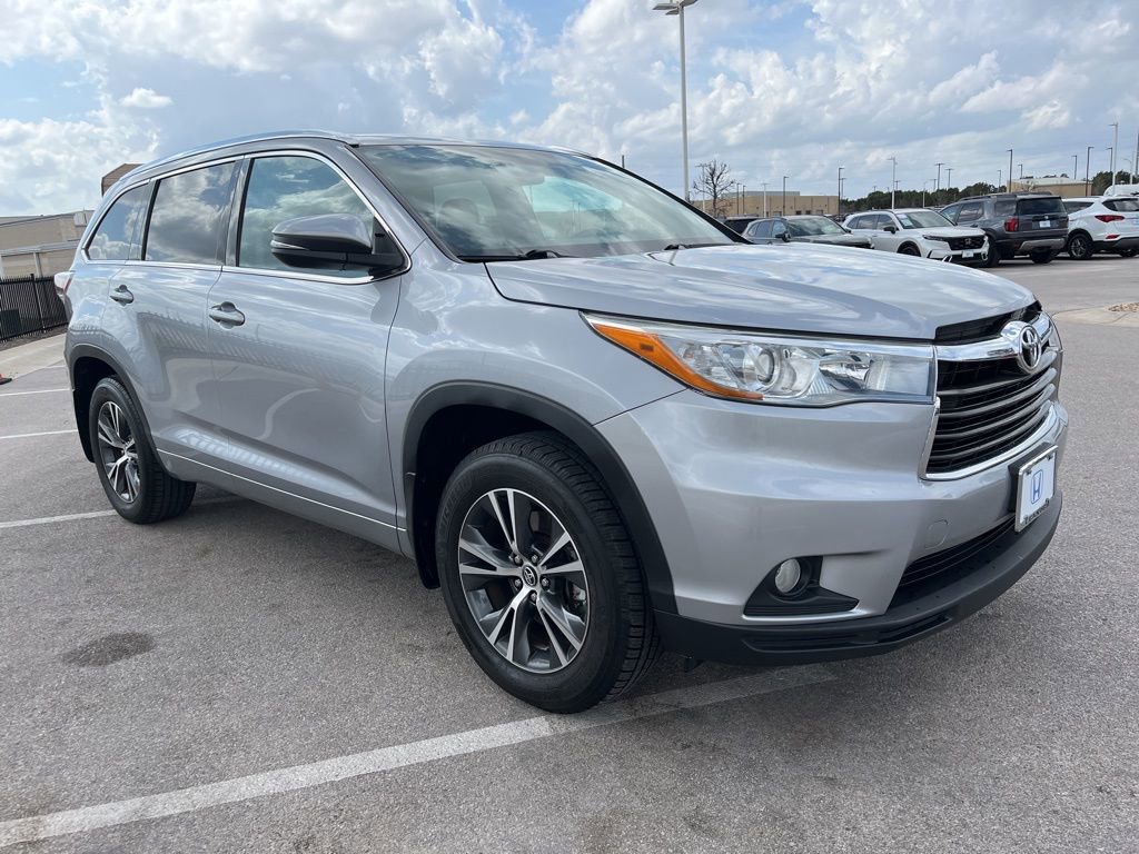 Used 2016 Toyota Highlander XLE image 3