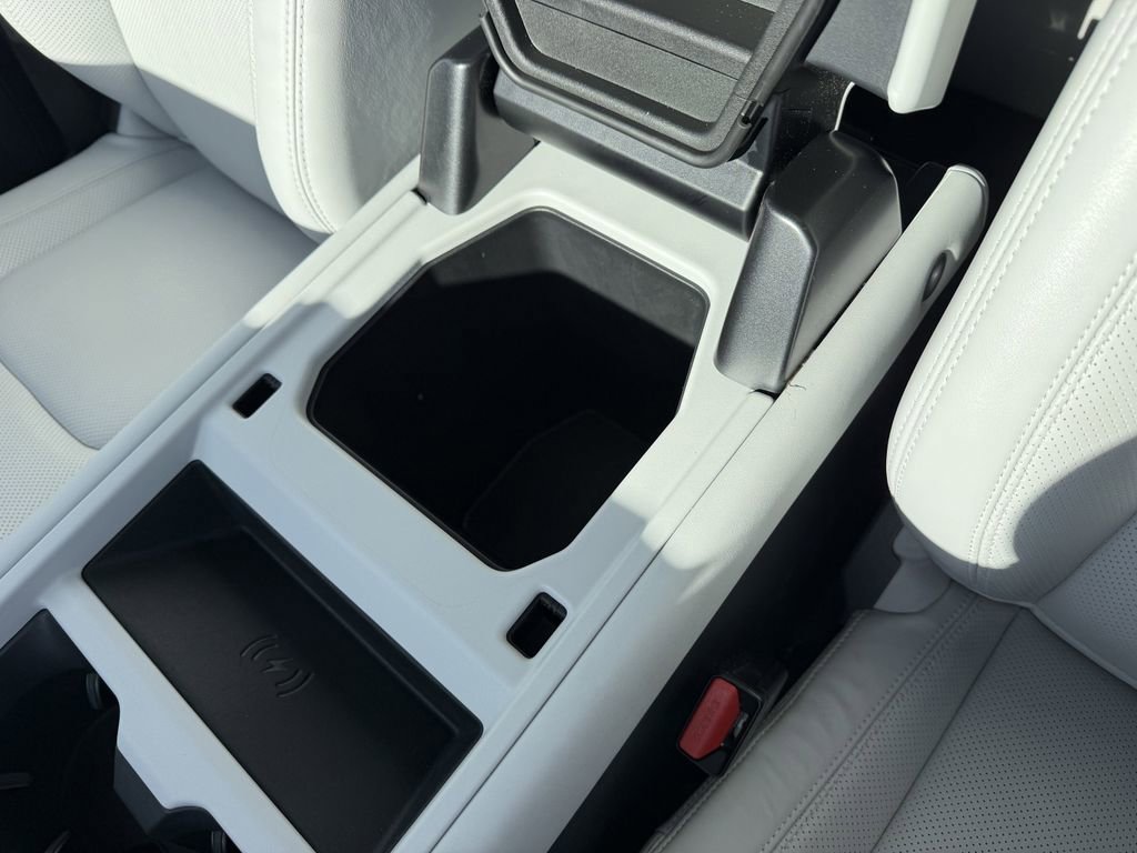 Used 2025 Land Rover Defender 110 X-Dynamic SE image 30