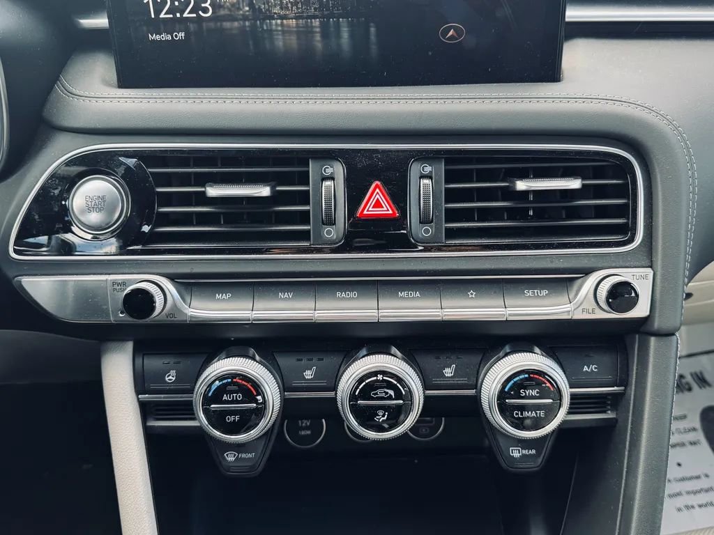 Used 2023 Genesis G70 2.0T image 18