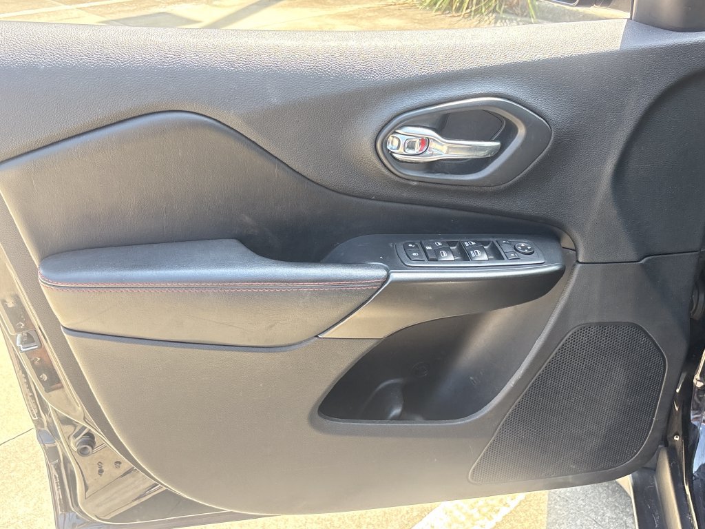 Used 2020 Jeep Cherokee Trailhawk AWD/4WD image 15