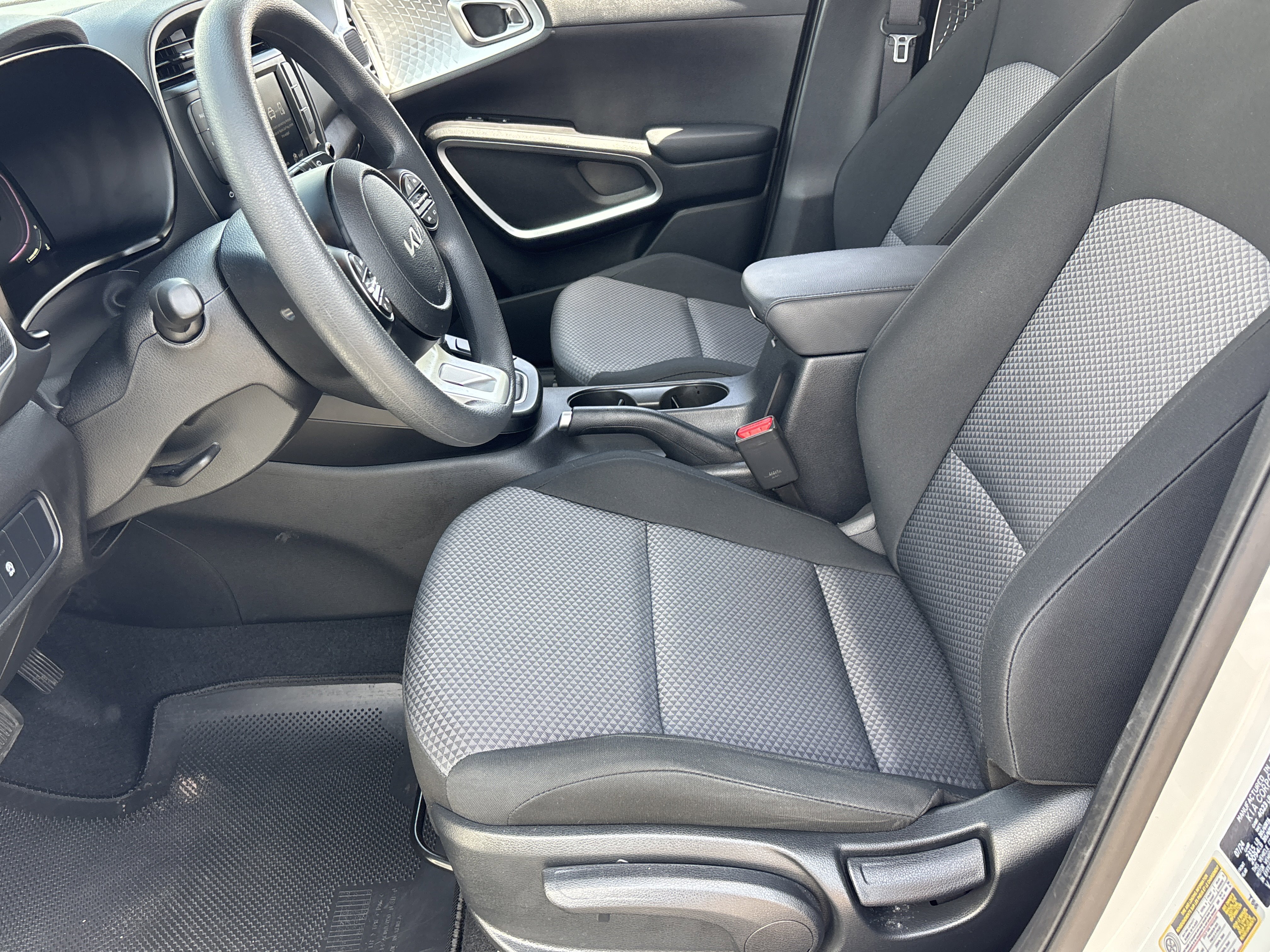 Certified 2025 Kia Soul LX w/ LX Technology Package FWD image 17