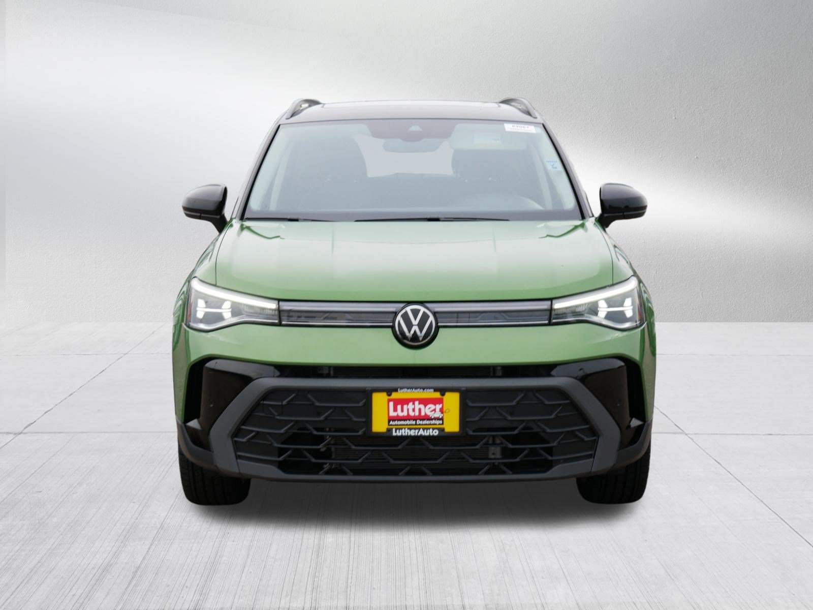 Used 2025 Volkswagen Taos SE AWD/4WD image 2