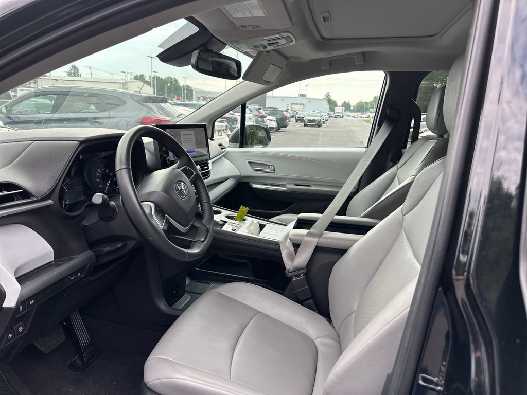 Used 2025 Toyota Sienna XLE FWD image 10