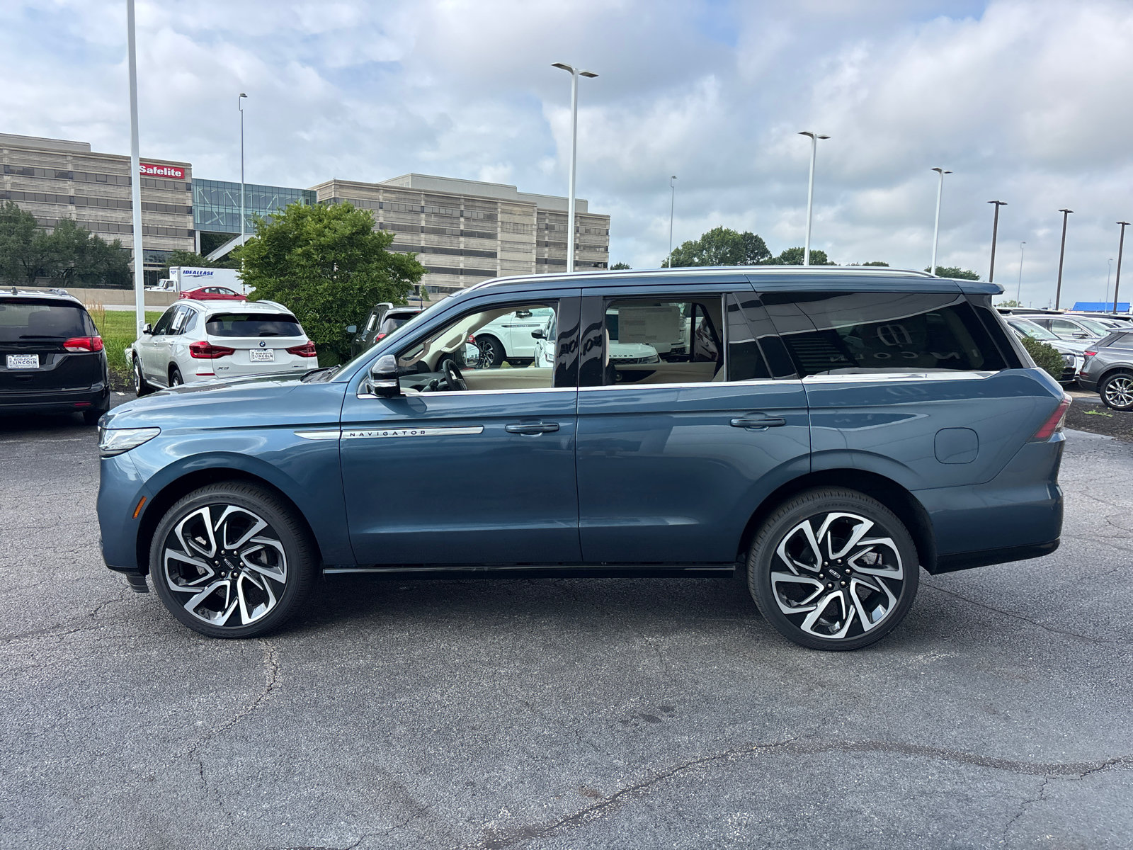 New 2027 Lincoln Navigator Reserve AWD/4WD image 4