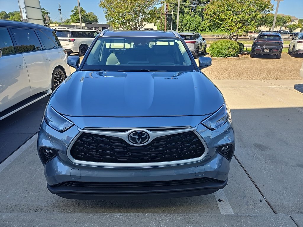 Used 2022 Toyota Highlander XLE FWD image 2