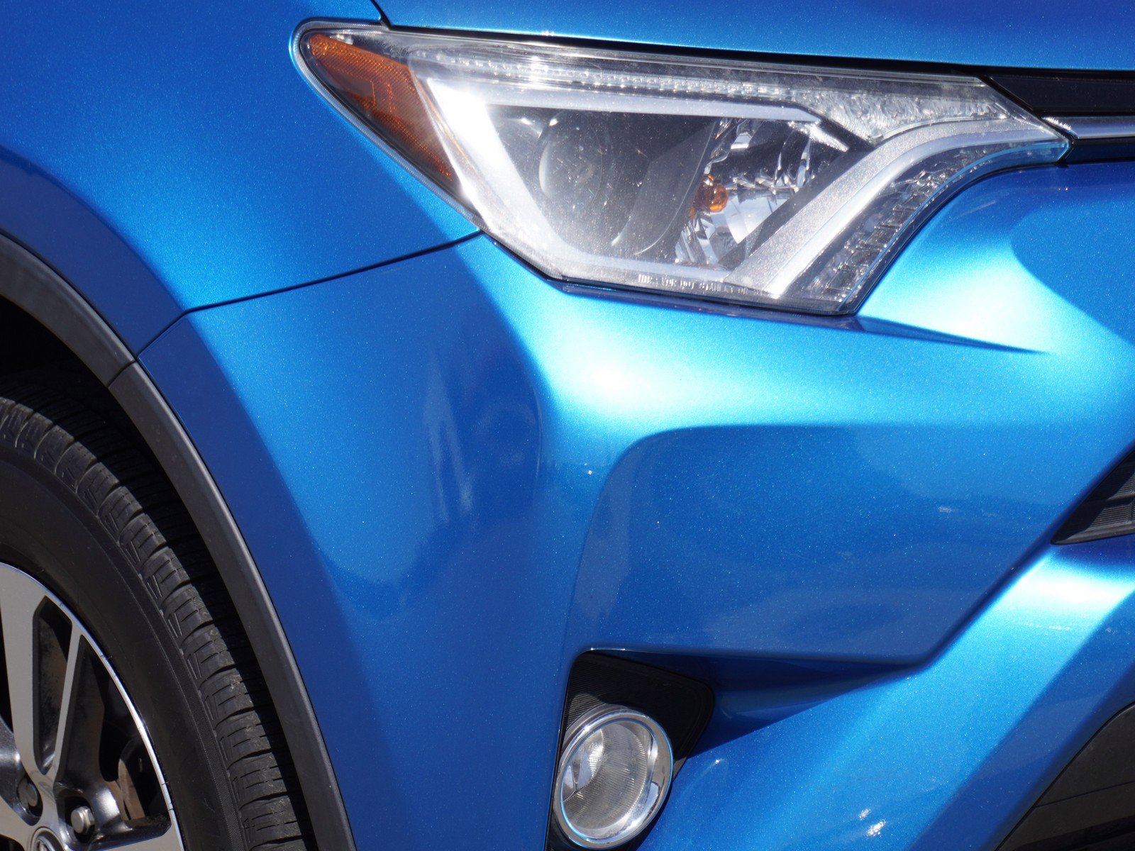 Used 2018 Toyota RAV4 XLE w/ Plus Extra Value Package AWD/4WD image 3