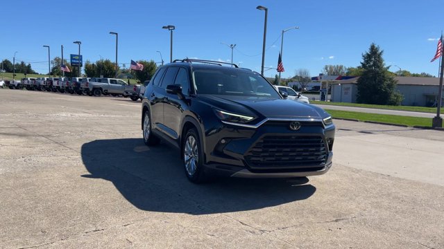 Used 2024 Toyota Grand Highlander AWD image 3