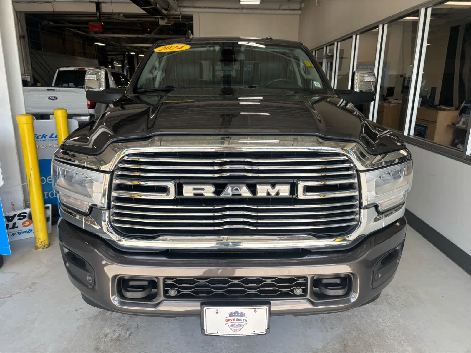 Used 2024 RAM 2500 Laramie AWD/4WD image 2