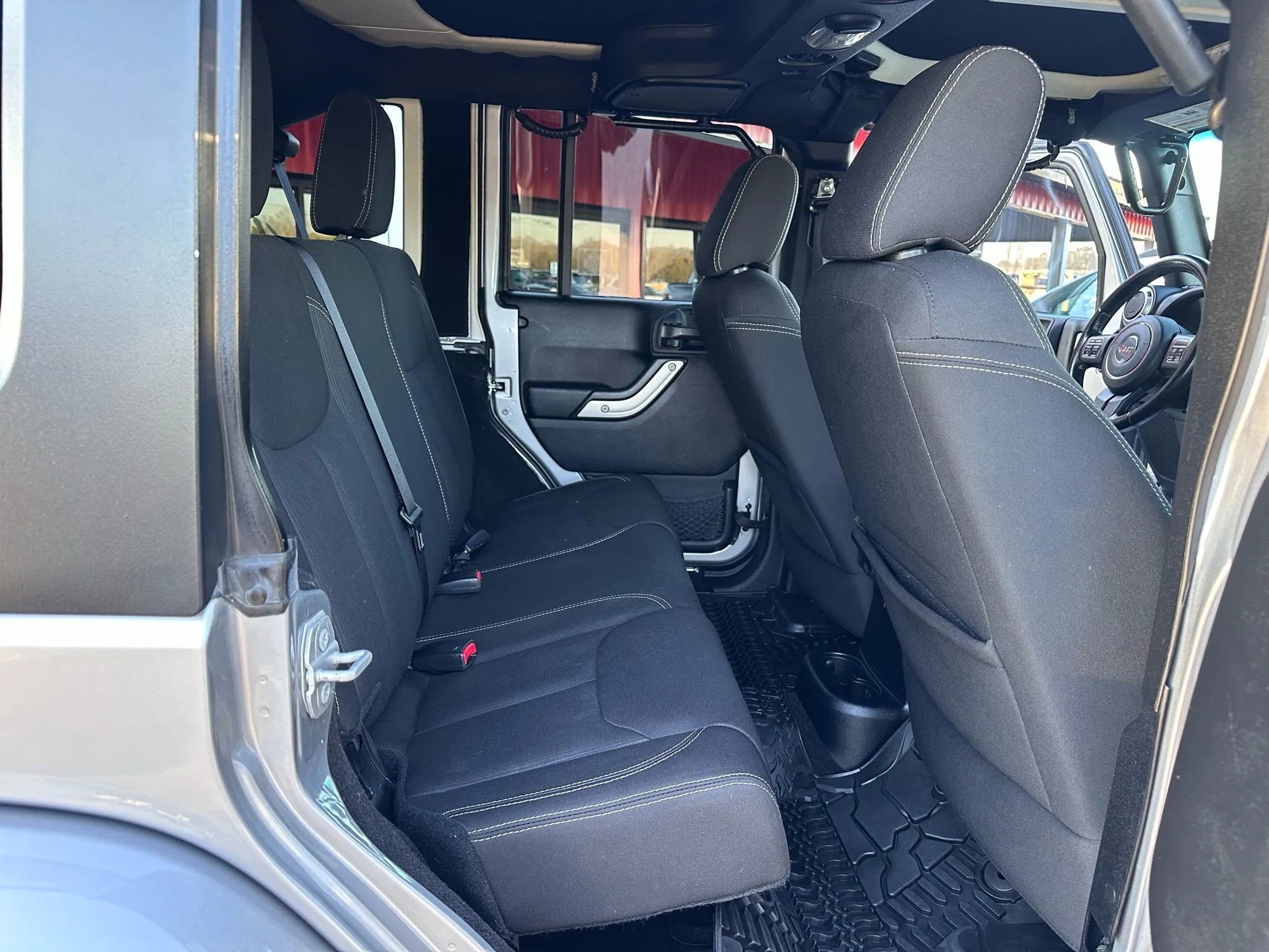 Used 2016 Jeep Wrangler Unlimited Sahara w/ Connectivity Group image 14