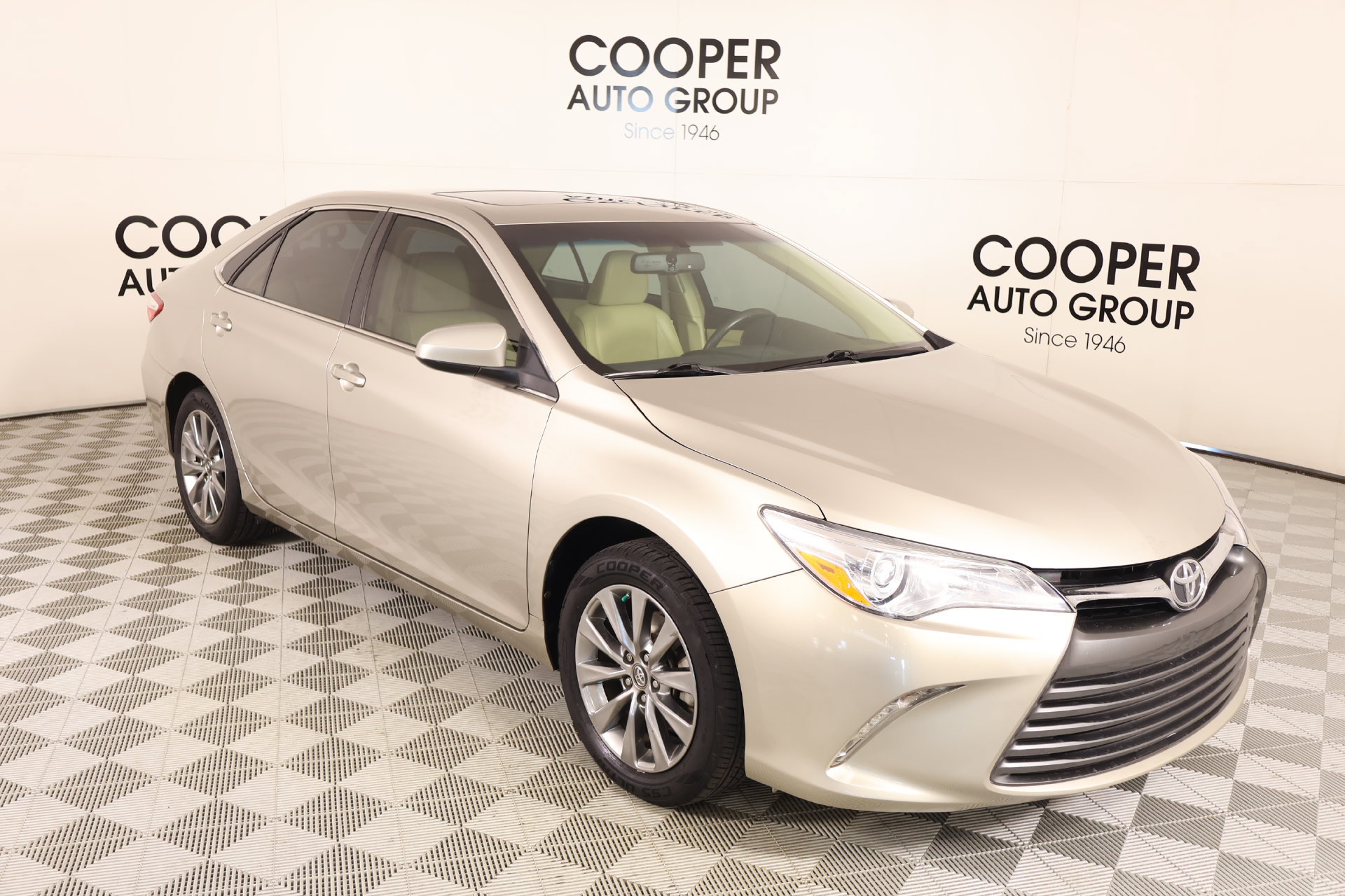 Used 2017 Toyota Camry FWD image 1