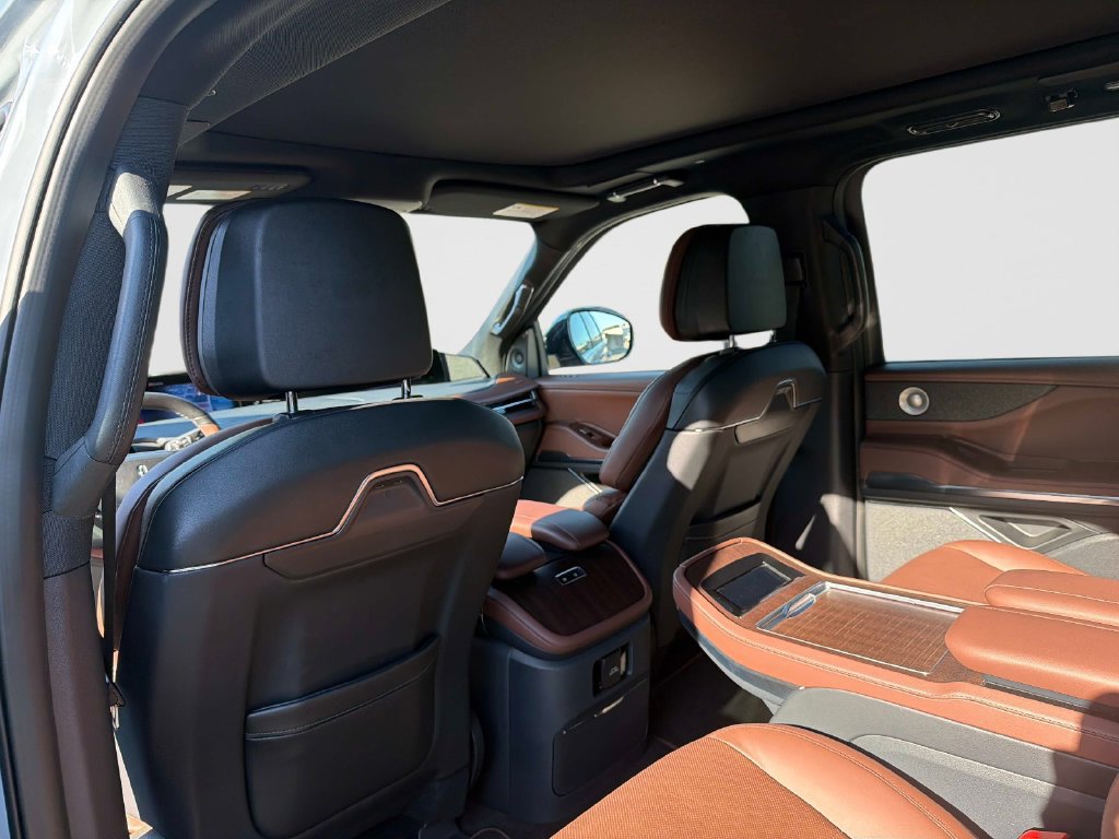 Used 2025 Lincoln Navigator Reserve AWD/4WD image 16