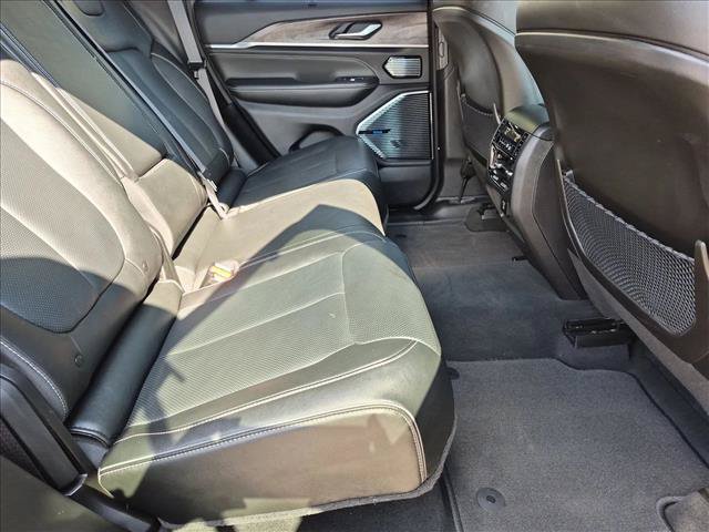 Used 2023 Jeep Grand Cherokee Overland w/ Luxury Tech Group IV AWD/4WD image 21