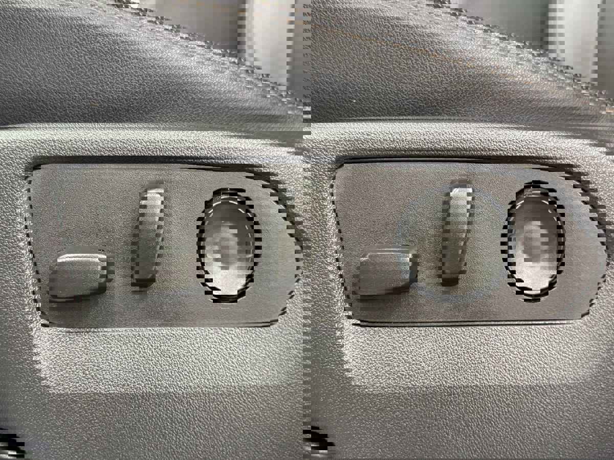 Used 2023 Chevrolet Silverado 1500 High Country image 32