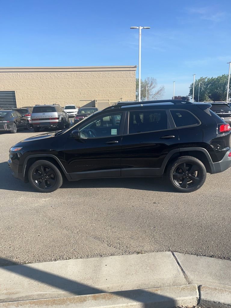 Used 2017 Jeep Cherokee Altitude image 3