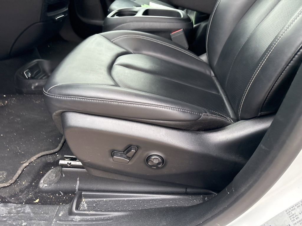 Used 2025 Chrysler Pacifica Select image 10