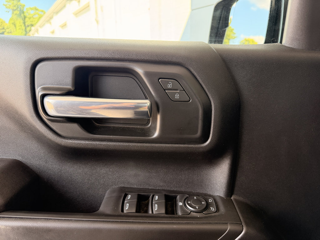 Used 2025 Chevrolet Silverado 1500 Custom Trail Boss w/ Dark Appearance Package AWD/4WD image 7