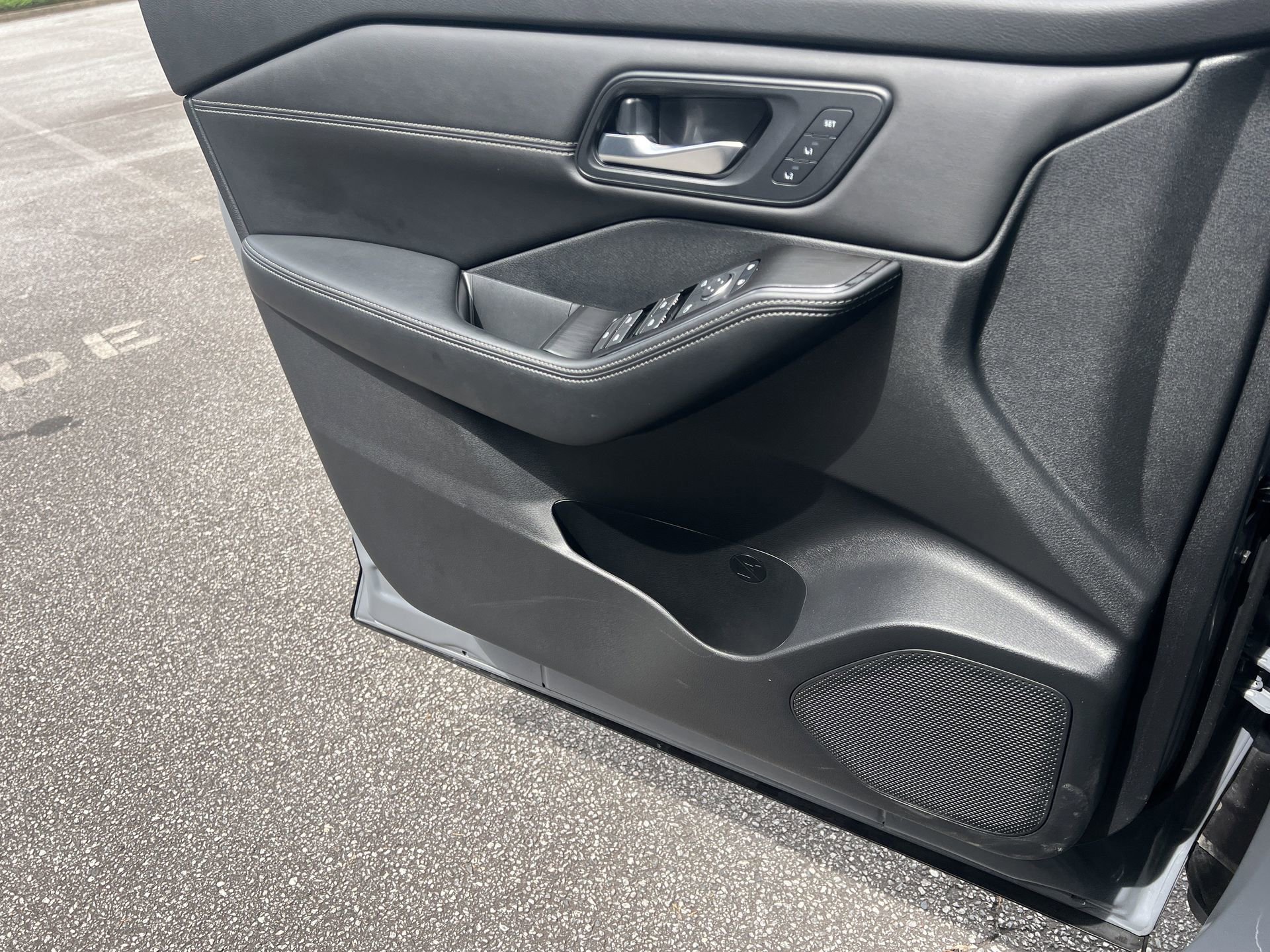 Certified 2025 Nissan Rogue SL w/ Tech Package FWD image 12