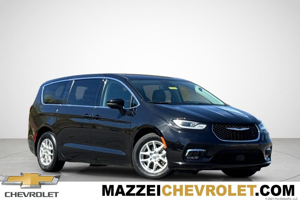 Used 2023 Chrysler Pacifica Touring-L image 1