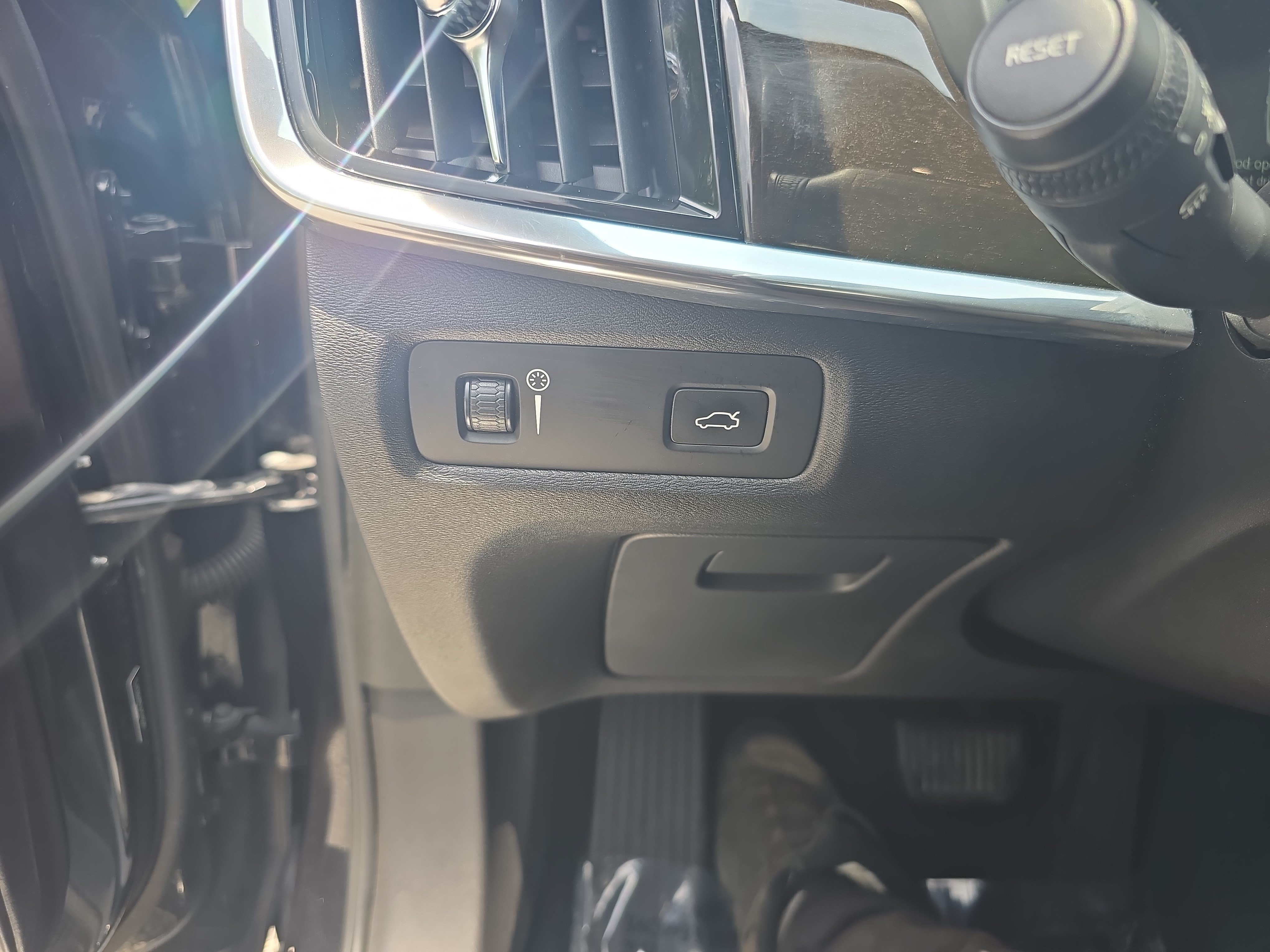 Used 2018 Volvo S90 T6 Momentum w/ Convenience Package AWD/4WD image 21