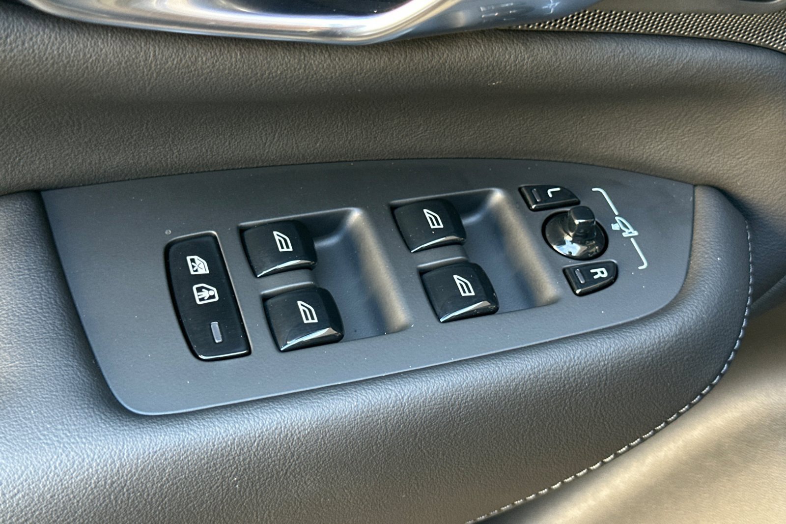 Certified 2025 Volvo XC90 B5 Core w/ Protection Package Premier image 11