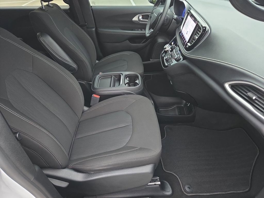 Used 2024 Chrysler Pacifica Touring image 16