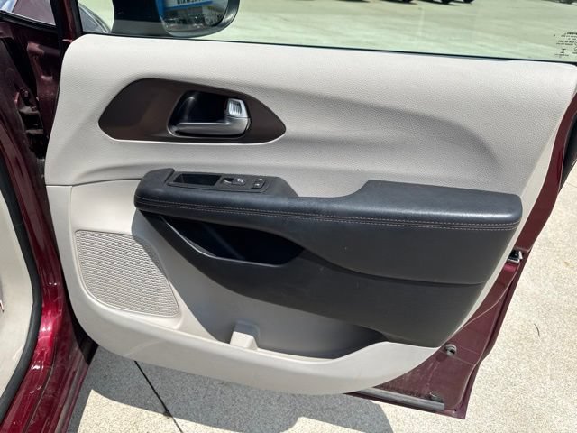 Used 2017 Chrysler Pacifica Touring FWD image 18