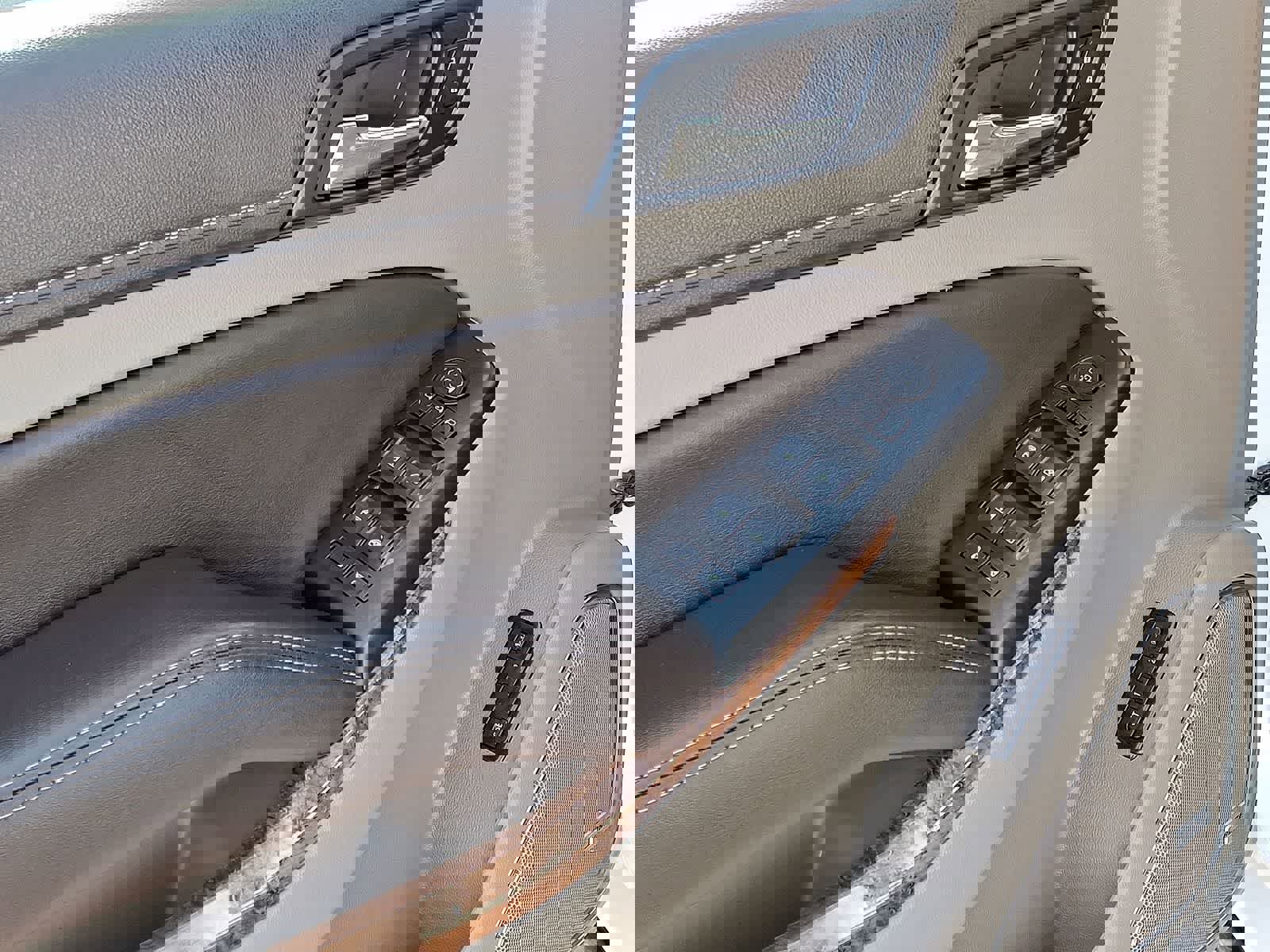 Used 2018 Chevrolet Suburban Premier image 30