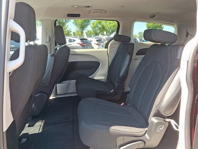 Used 2023 Chrysler Voyager LX FWD image 9