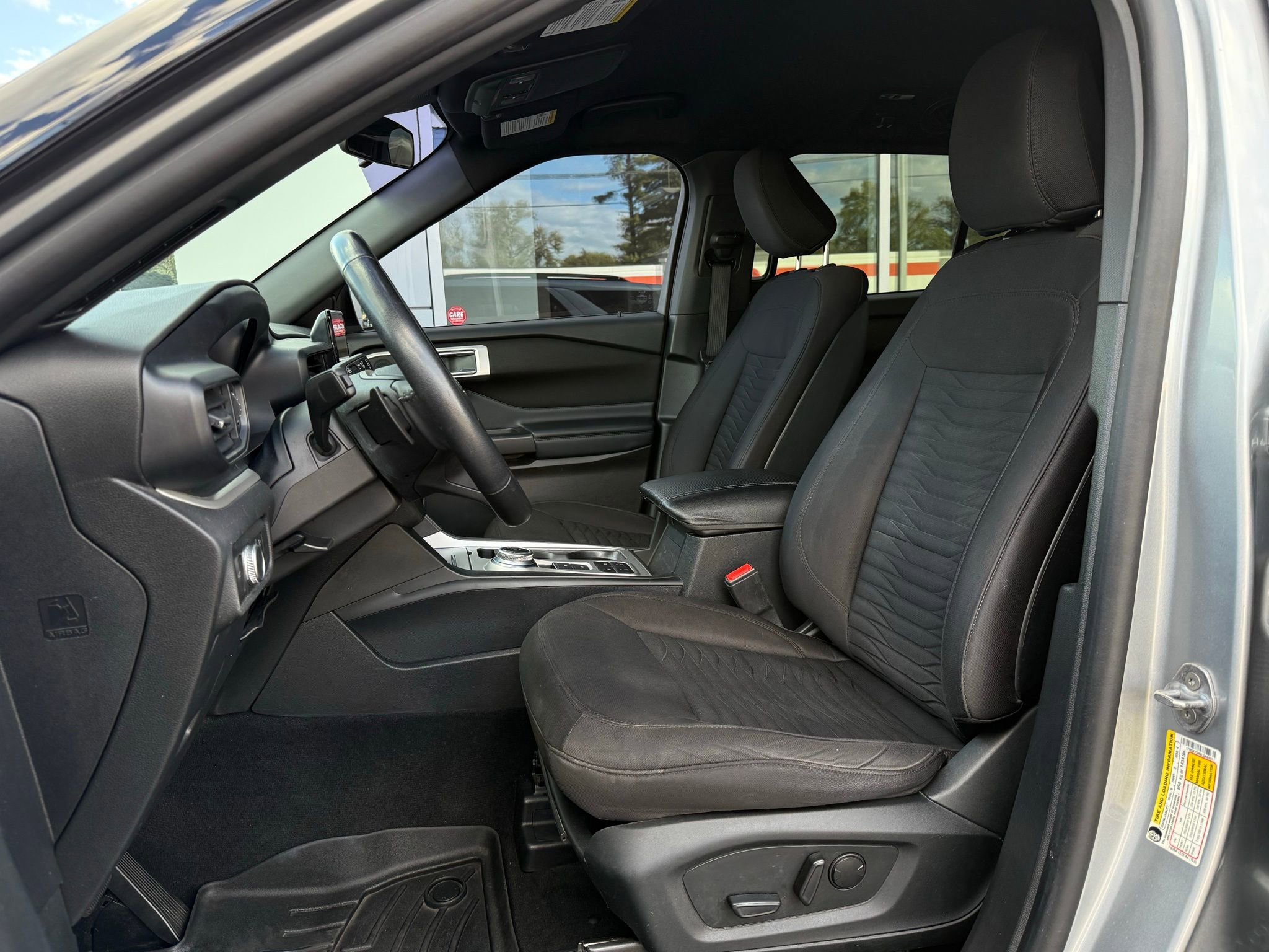 Used 2020 Ford Explorer XLT image 30