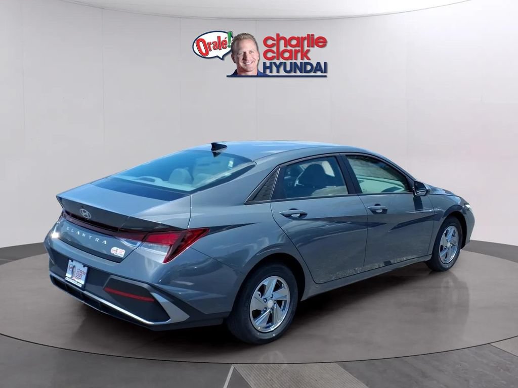New 2026 Hyundai Elantra SE FWD image 5