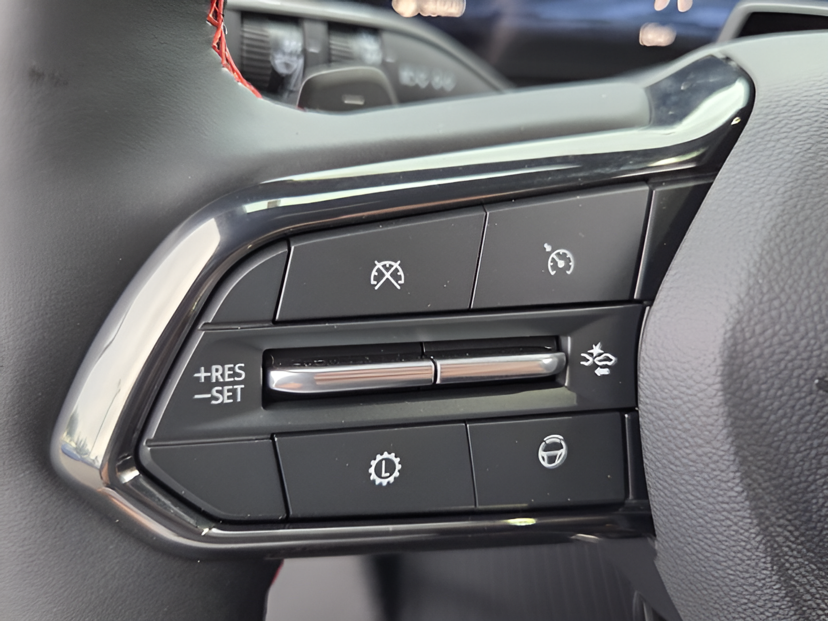 New 2027 Chevrolet Traverse RS w/ LPO, Floor Liner Package FWD image 24