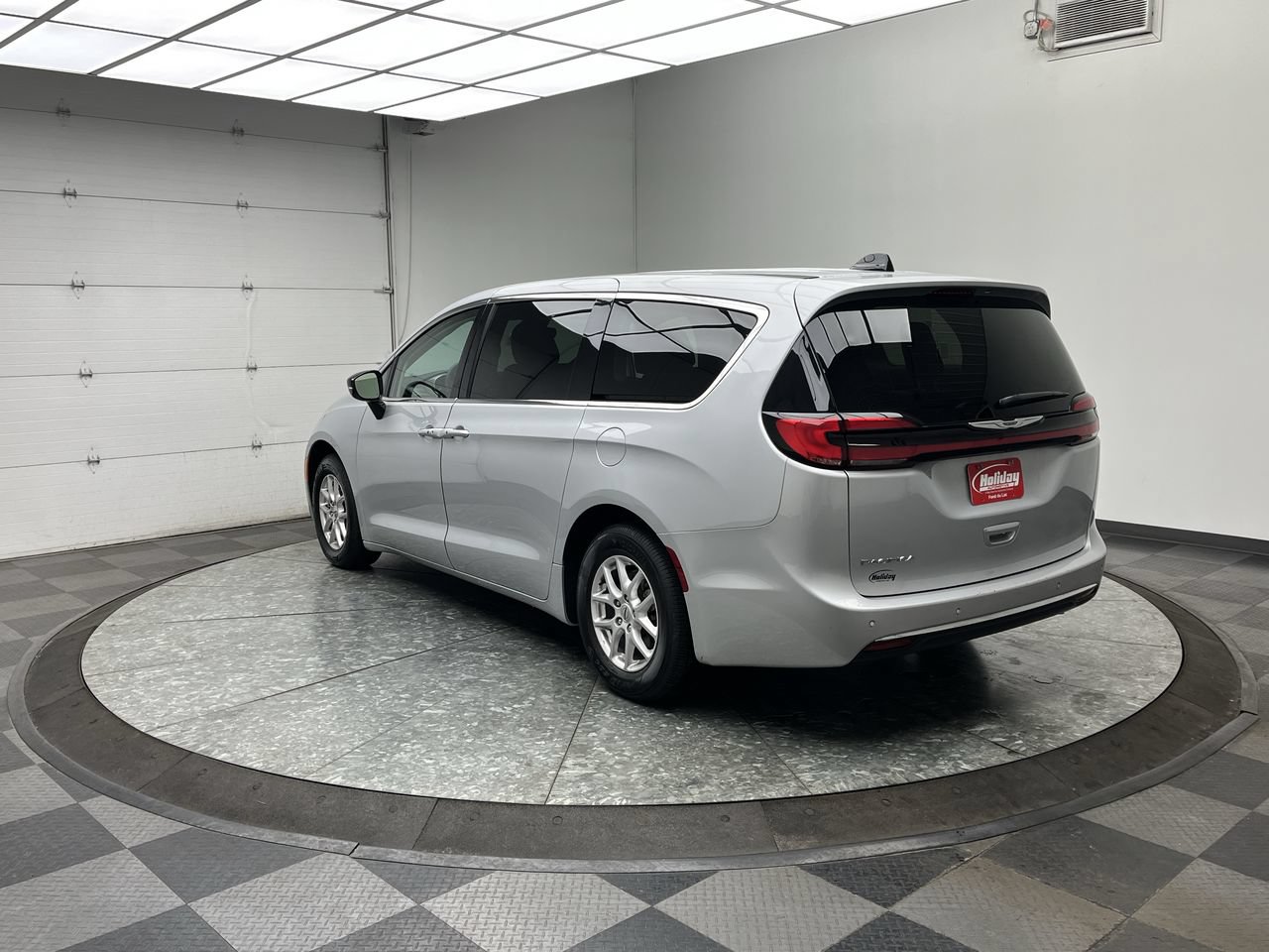 Used 2024 Chrysler Pacifica Touring-L FWD image 2