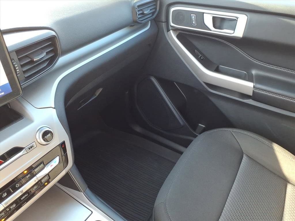 Used 2023 Ford Explorer XLT image 34