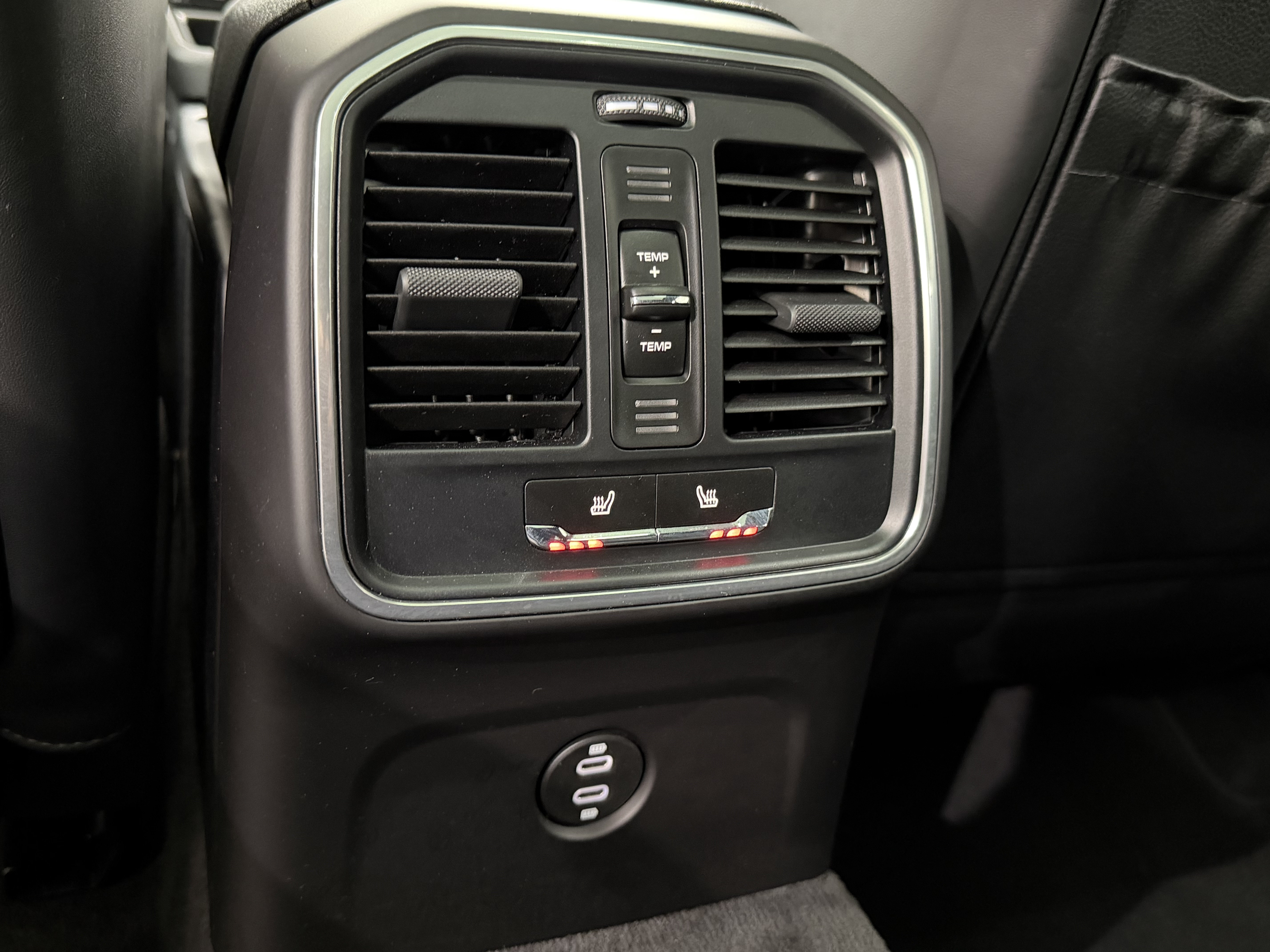 Certified 2024 Porsche Macan AWD/4WD image 21