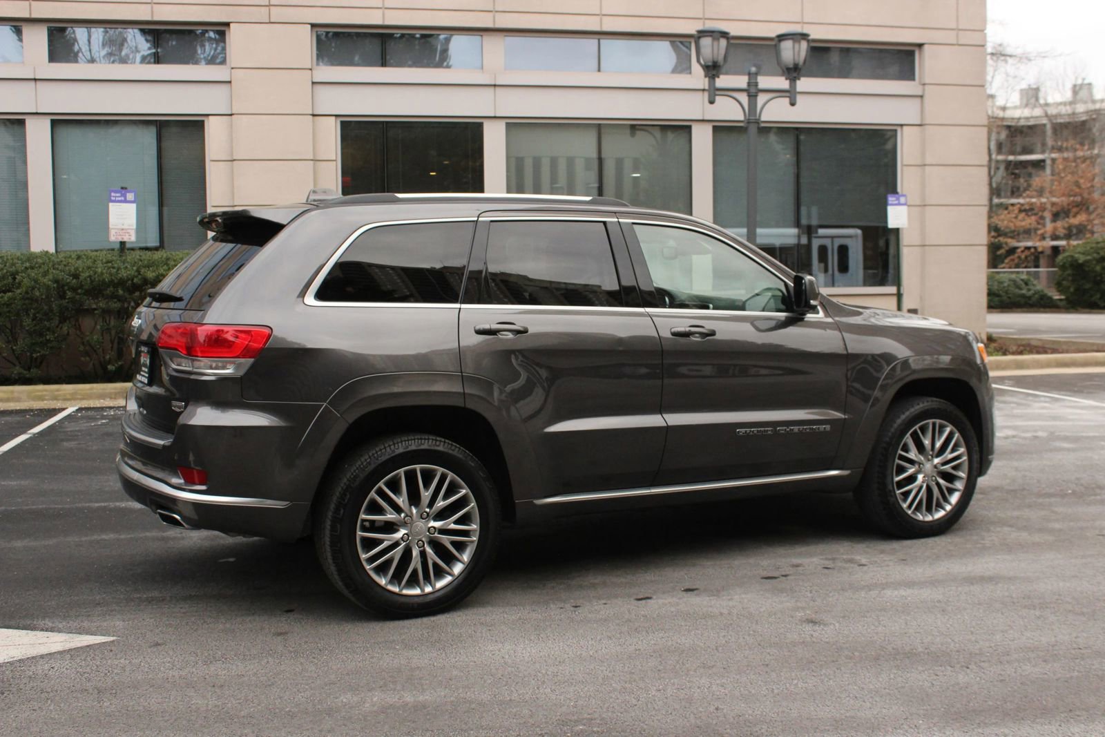 Used 2017 Jeep Grand Cherokee Summit AWD/4WD image 7