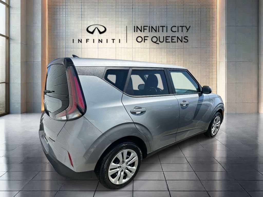 Used 2023 Kia Soul LX FWD image 2