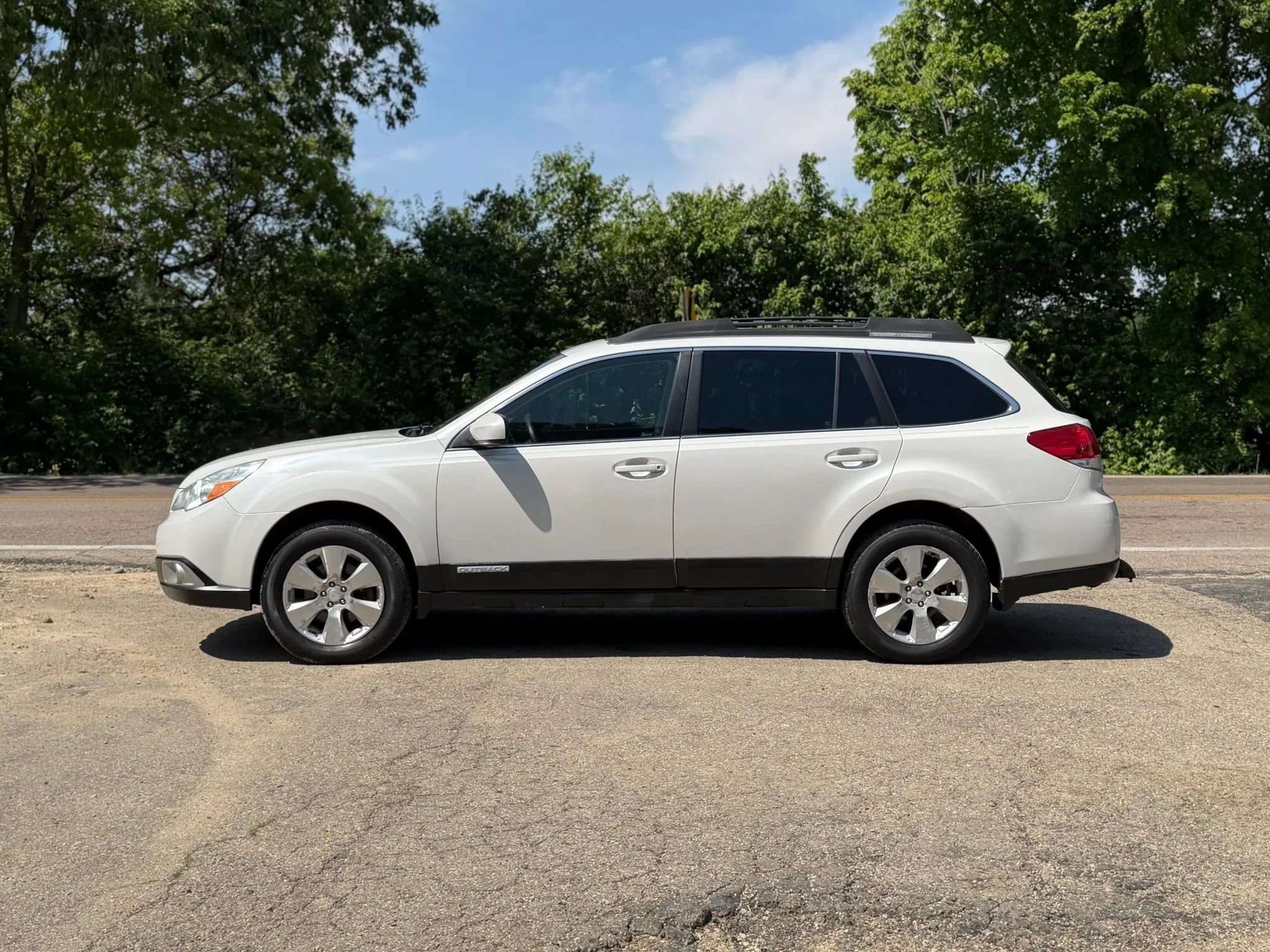 Used 2011 Subaru Outback 3.6R Limited w/ PWR Moonroof Pkg AWD/4WD image 5