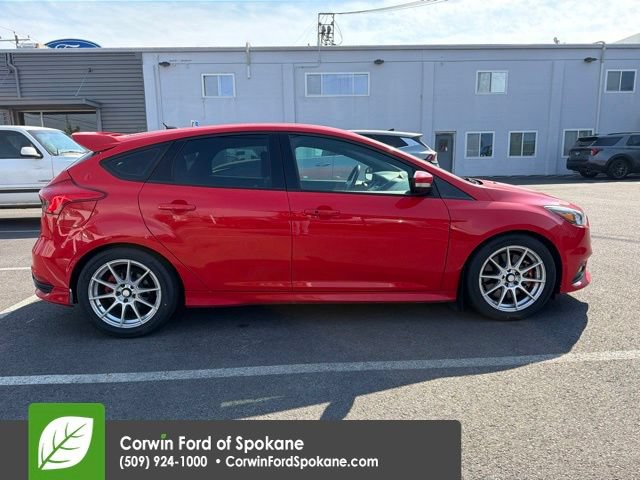 Used 2017 Ford Focus ST FWD image 4